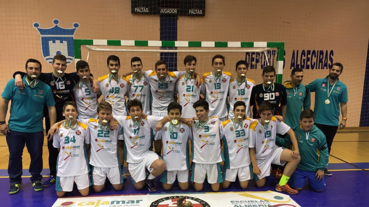 Los campeones posan felices.