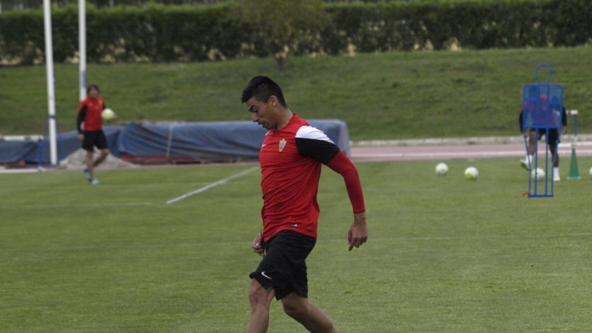 Juan Ramírez centrando en el Anexo.