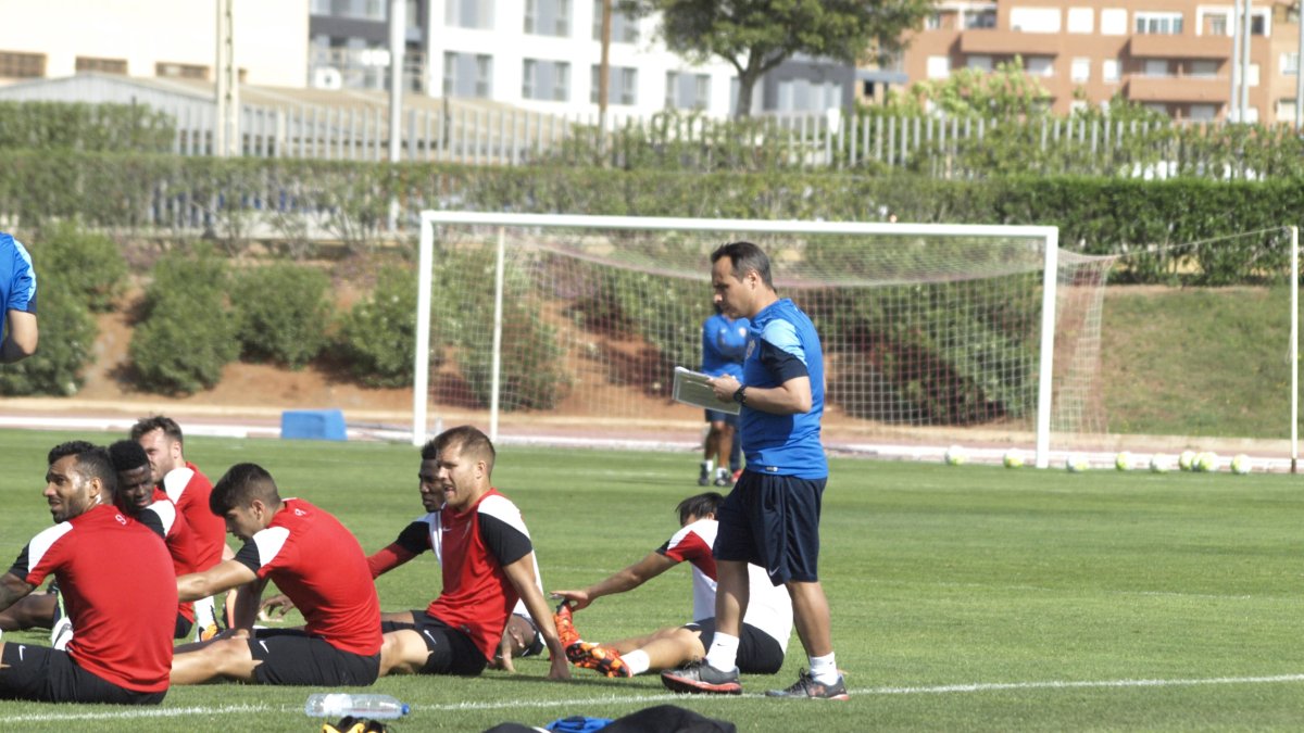 Pablo Berenguel hablando con los jugadores.