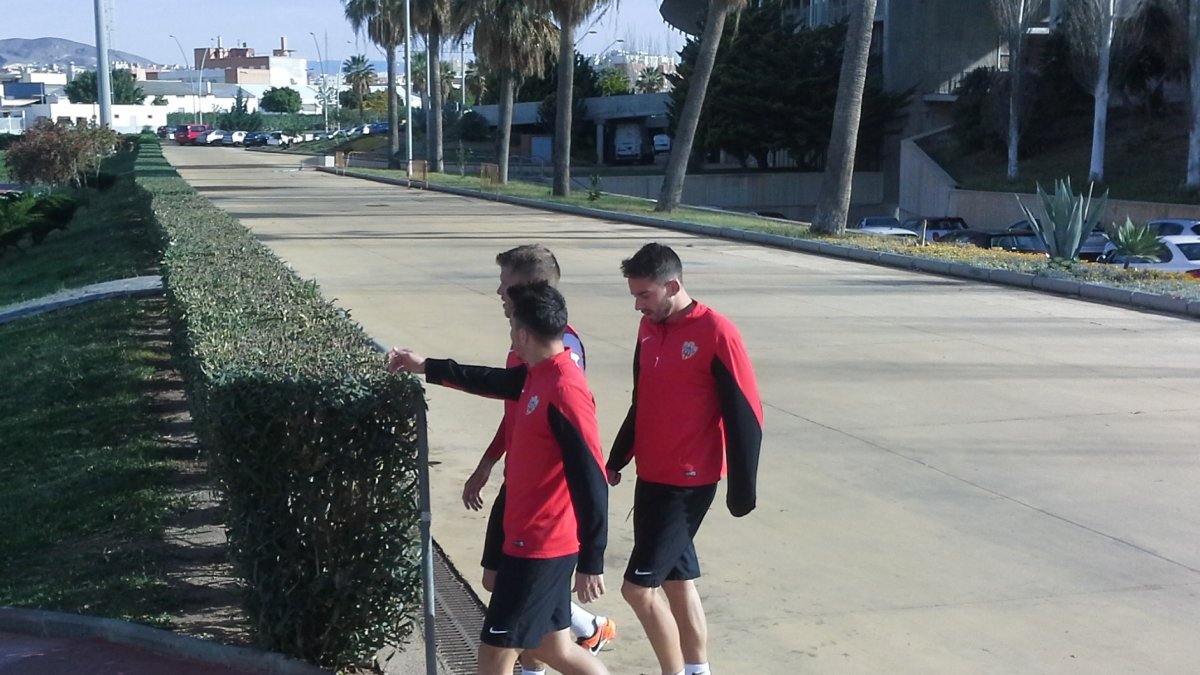 Iago sale al campo con Morcillo y Ximo.