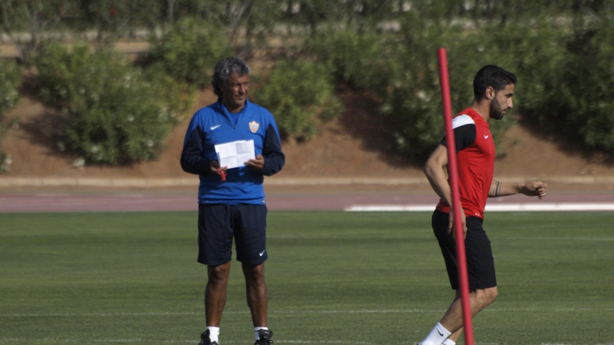 Pipo Goro con sus apuntes en el entrenamiento.