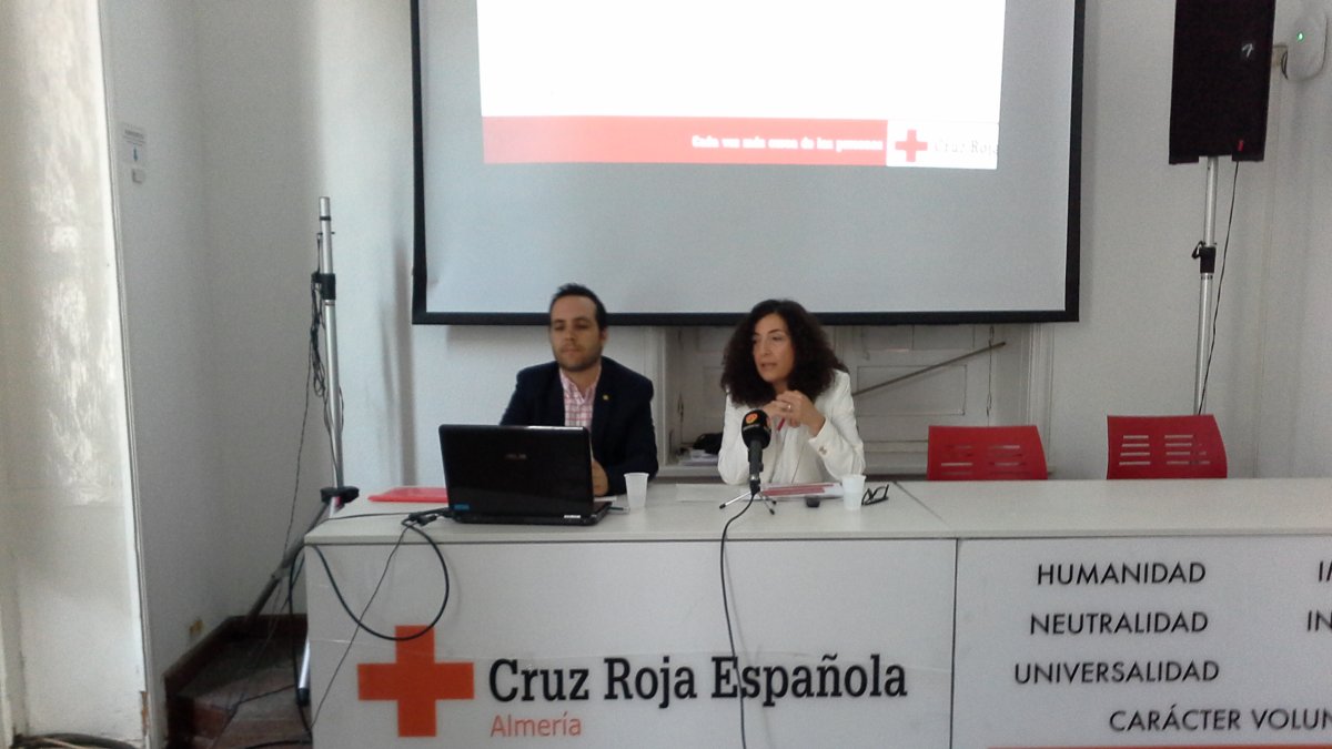 Fran Vicente y Mar Pageo en el balance de Cruz Roja 2015.