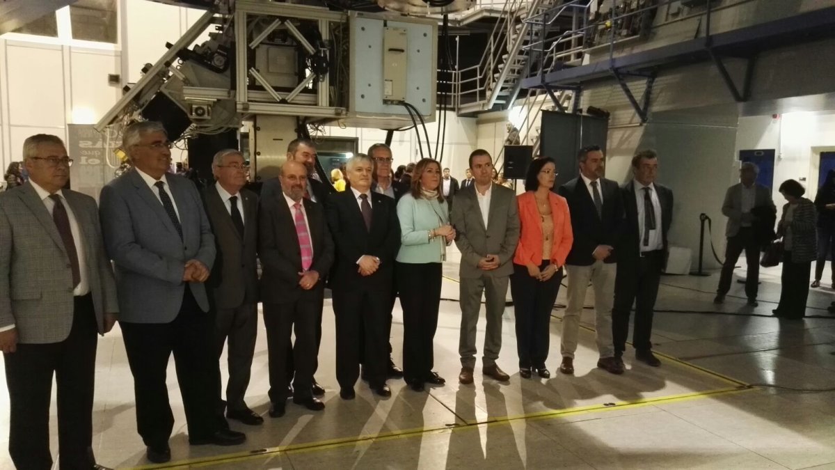 Susana Díaz acompañada de autoridades locales y provinciales y personal del centro.