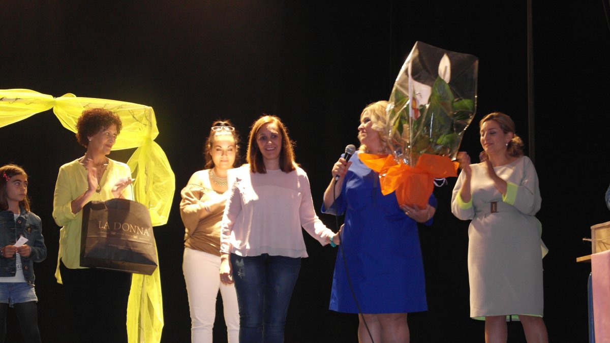 La presidenta de la Asociación Mujeres en Igualdad de Viator, María Teresa Fernández Giménez; y la tesorera, María del Mar López, diputada Provincial