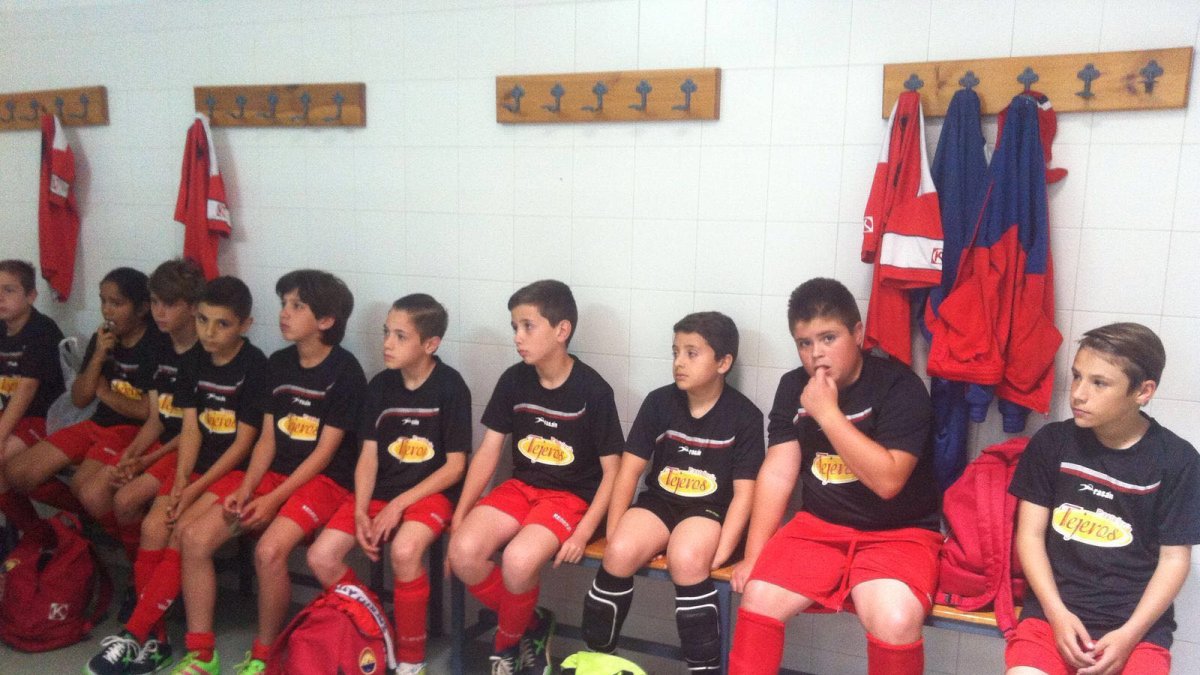 Los jugadores en el vestuario durante la charla técnica.