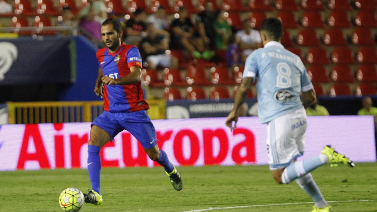 Verza con la camiseta granota.