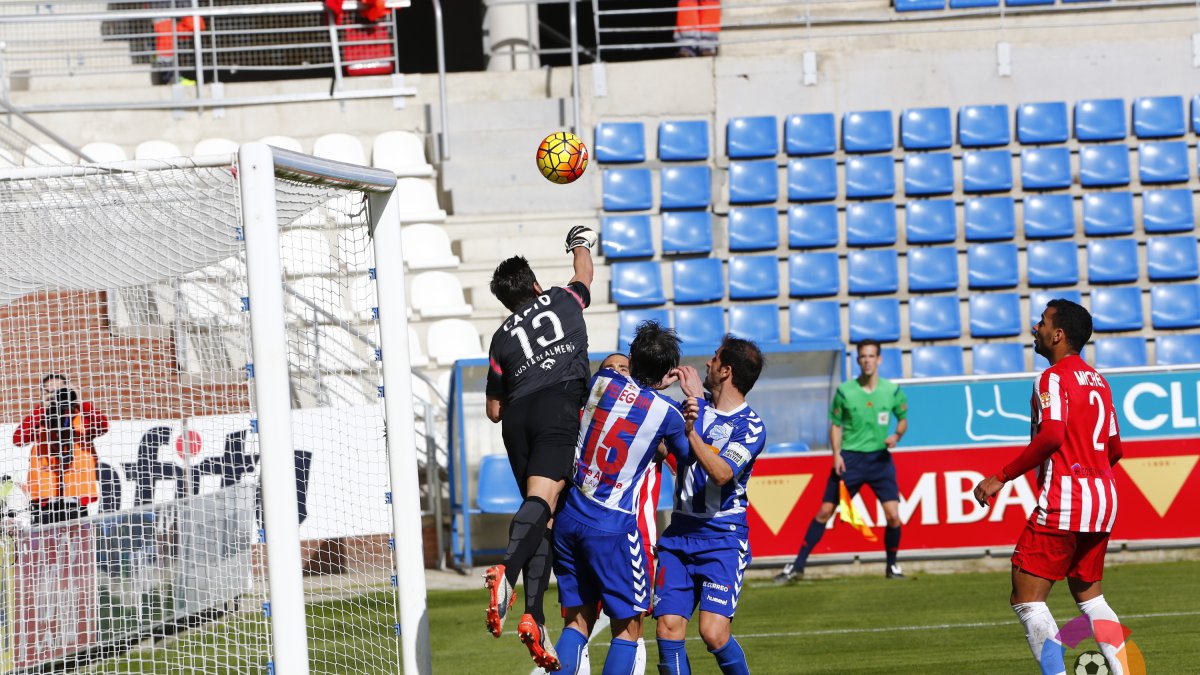 Casto debe ser más contundente en el área pequeña.