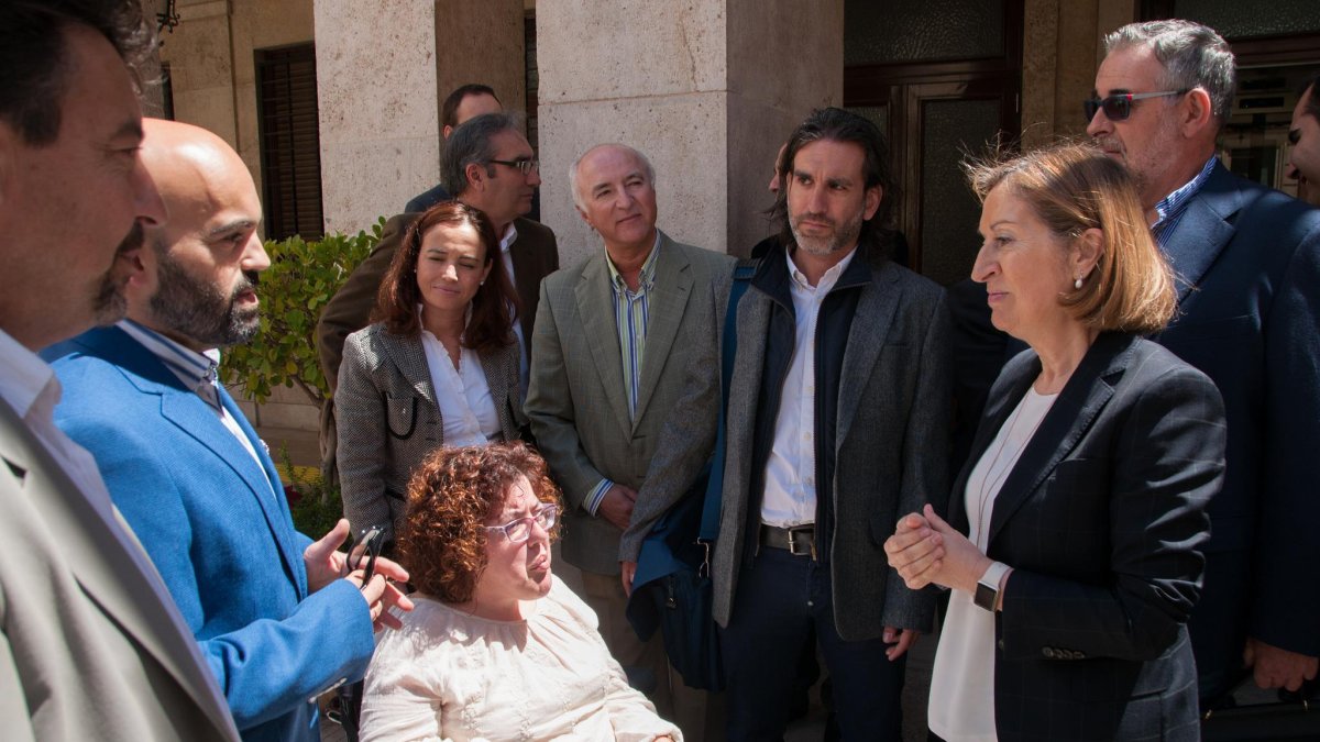 Miembros de la FAAM con la ministra.
