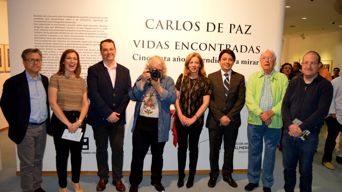 Inauguración de la muestra de Carlos de Paz (con la cámara) en el Espacio 2.