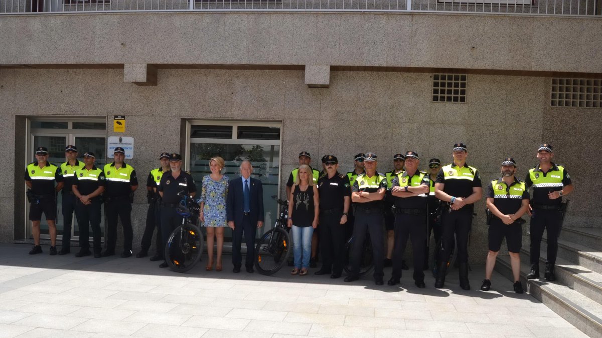 Imagen de archivo de varios agentes de la Policía Local de Roquetas posando junto al Ayuntamiento.