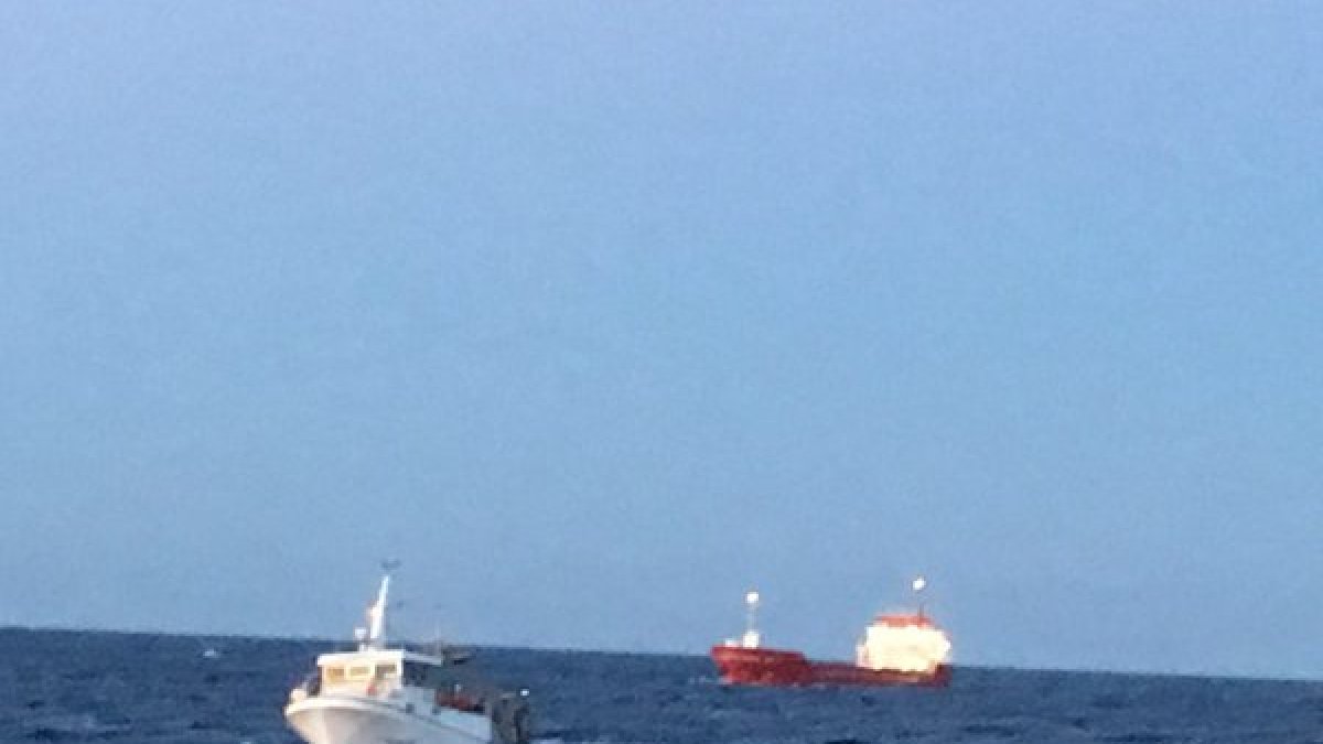 El pesquero durante la operación de rescate