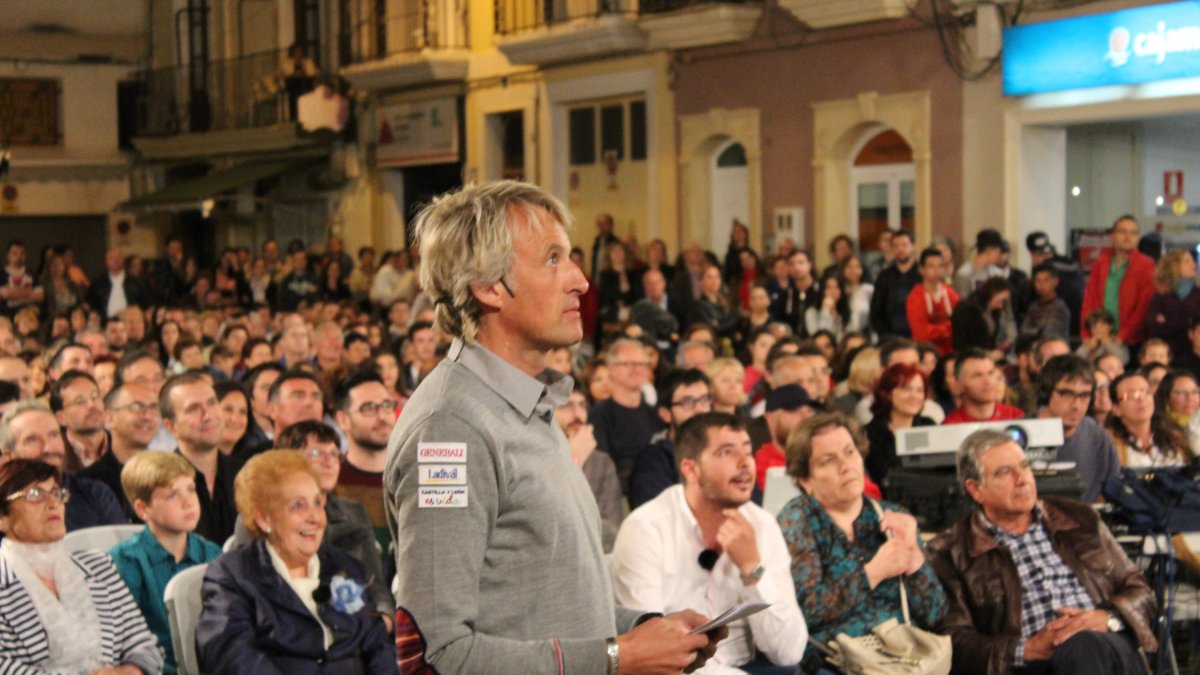Jesús Calleja presentó el rodaje en una Plaza del Pueblo llena de taberneros.