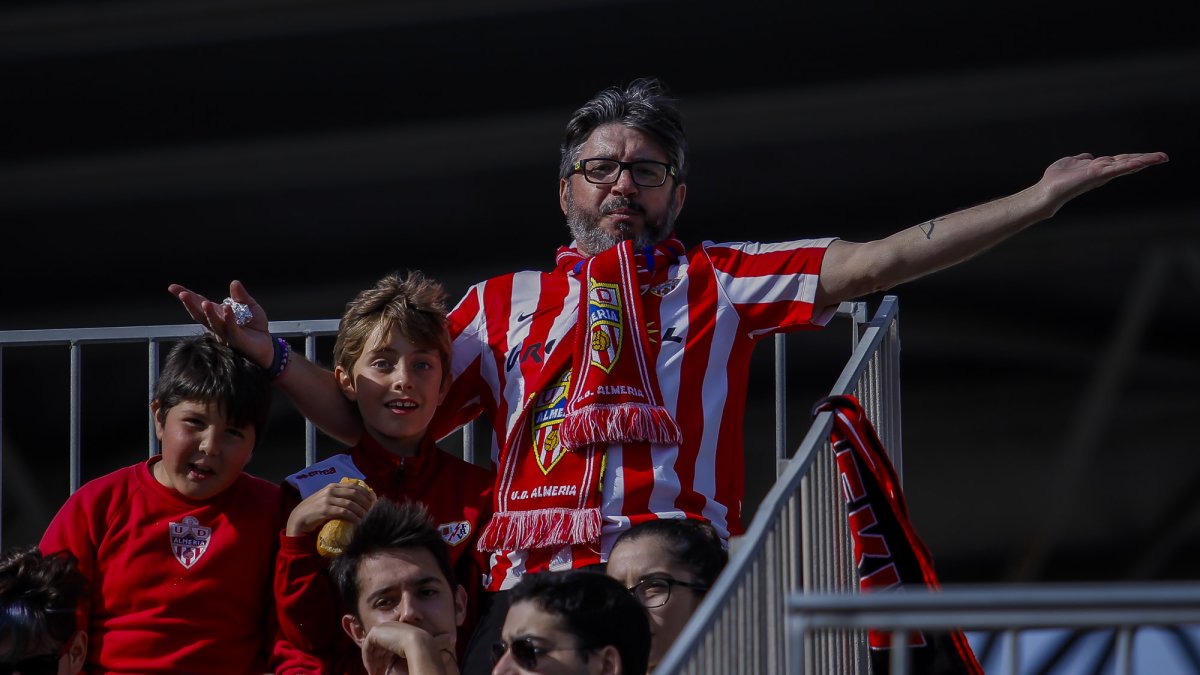 Los seguidores del Almería se desesperan ante la actitud de su equipo.
