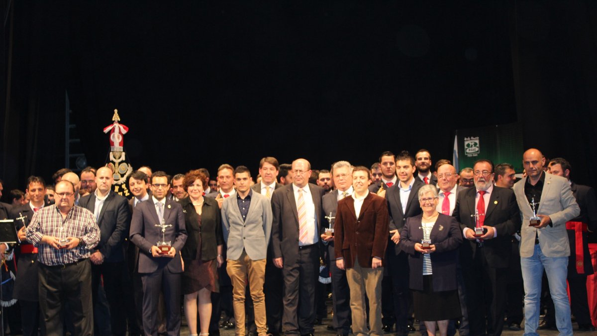 José Antonio Expósito, Paco Salas, Isaac Vilches, José Luis Cantón, Salud Sánchez, Francisco García, José Cabrera y Fernando Salas, con Encarni Molin