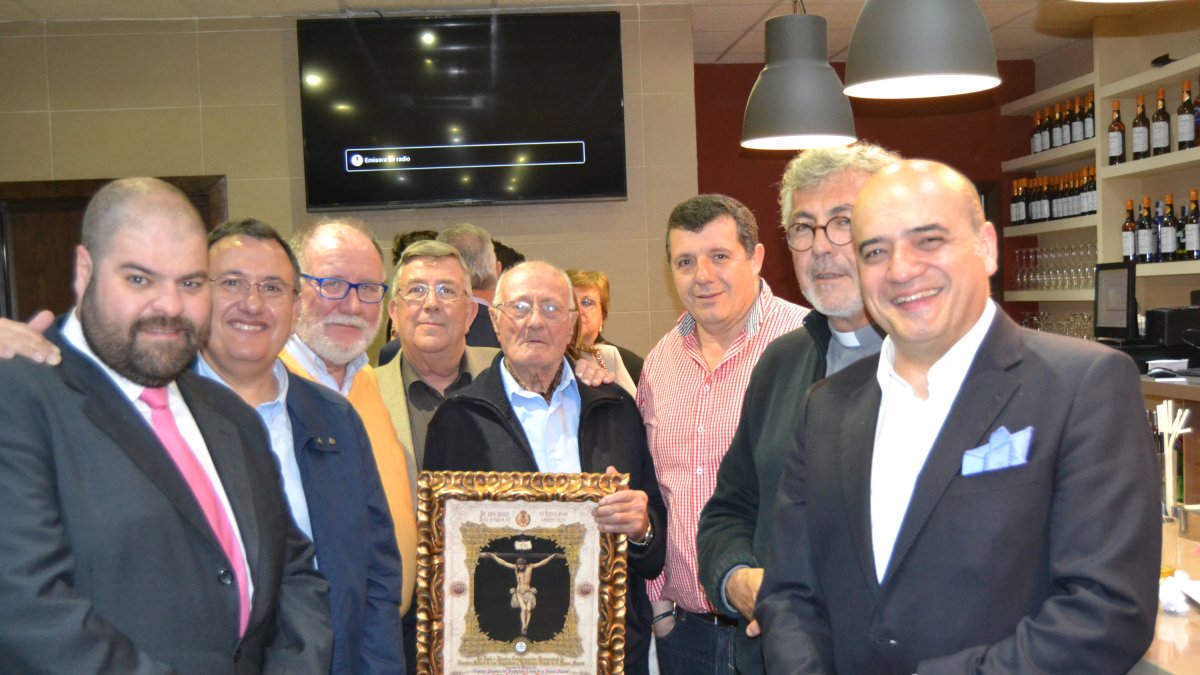 Juan José Uroz, actual hermano mayor de la hermandad de Angustias; Antonio Miras, homenajeado; el consiliario de la Hermandad y párroco de San Juan,