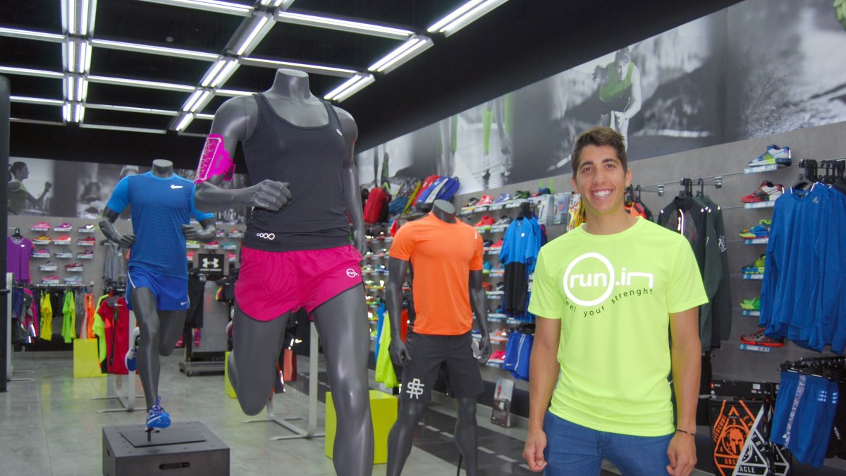 En la calle del obispo Orberá hay un establecimiento especializado en ropa y en complementos para los atletas.