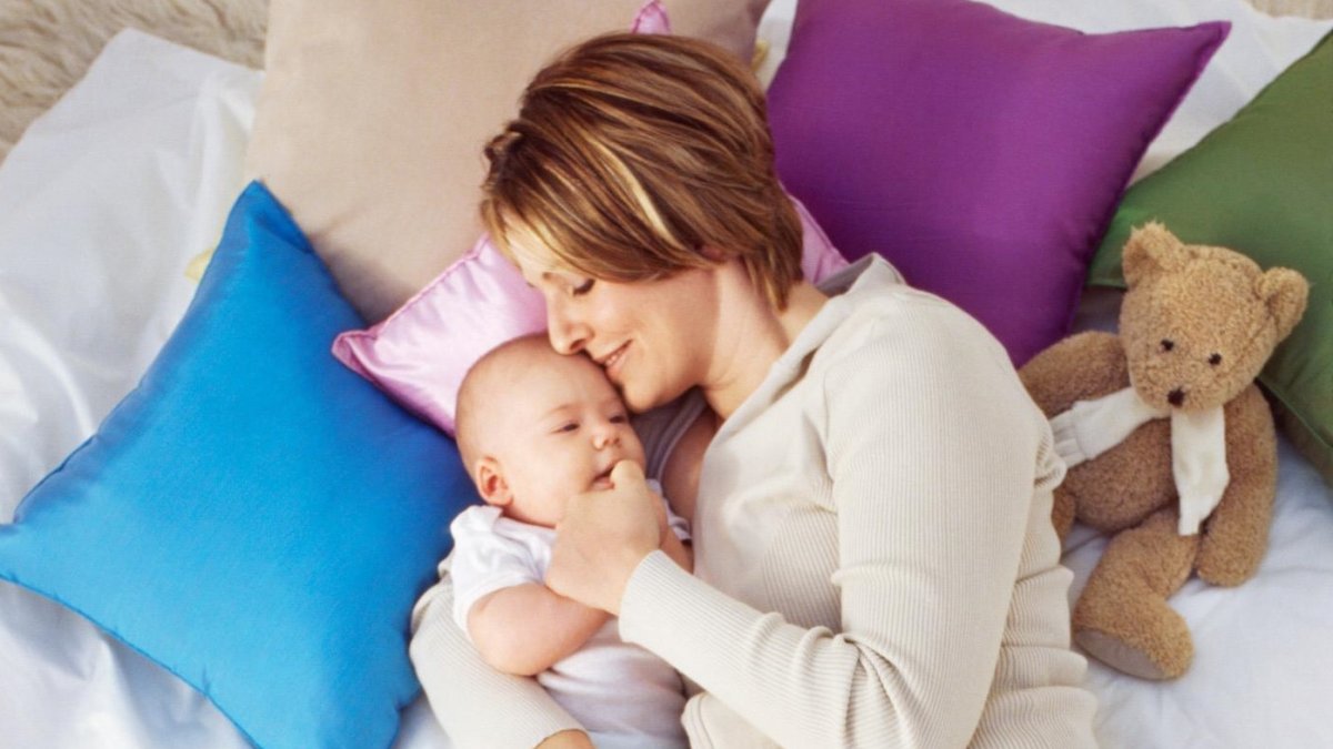 Un bebé, calmado por su madre en una imagen de archivo.