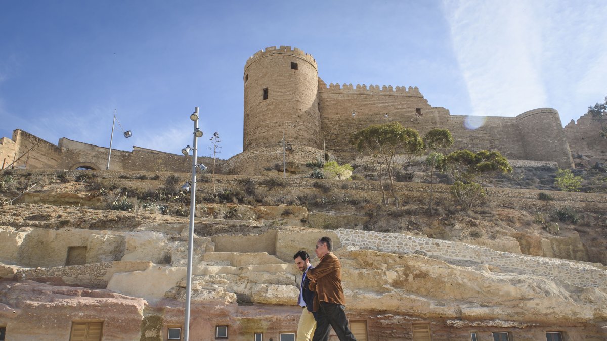 Los pies de La Alcazaba cuentan ahora no solo con unas cuevas recuperadas, una ladera mejorada sino con una gran explanada en la que se pueden realiz