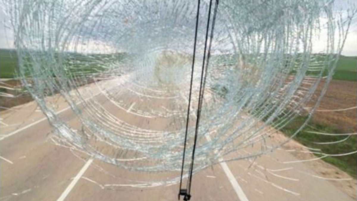 Así quedó la luna del autobús tras la colisión del ave.