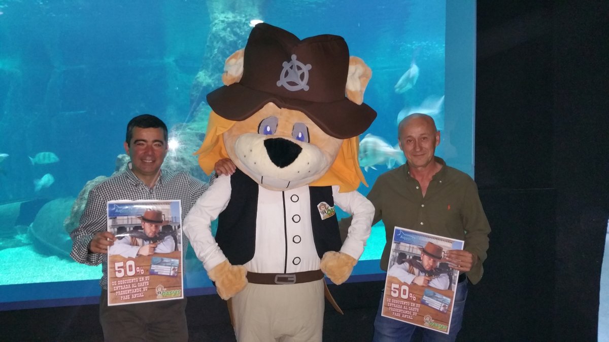 Leone, mascota del Oasys, con Enrique Fernández y José María Rodríguez, directores respectivamente del Aquarium de Roquetas y del Oasys de Tabernas.