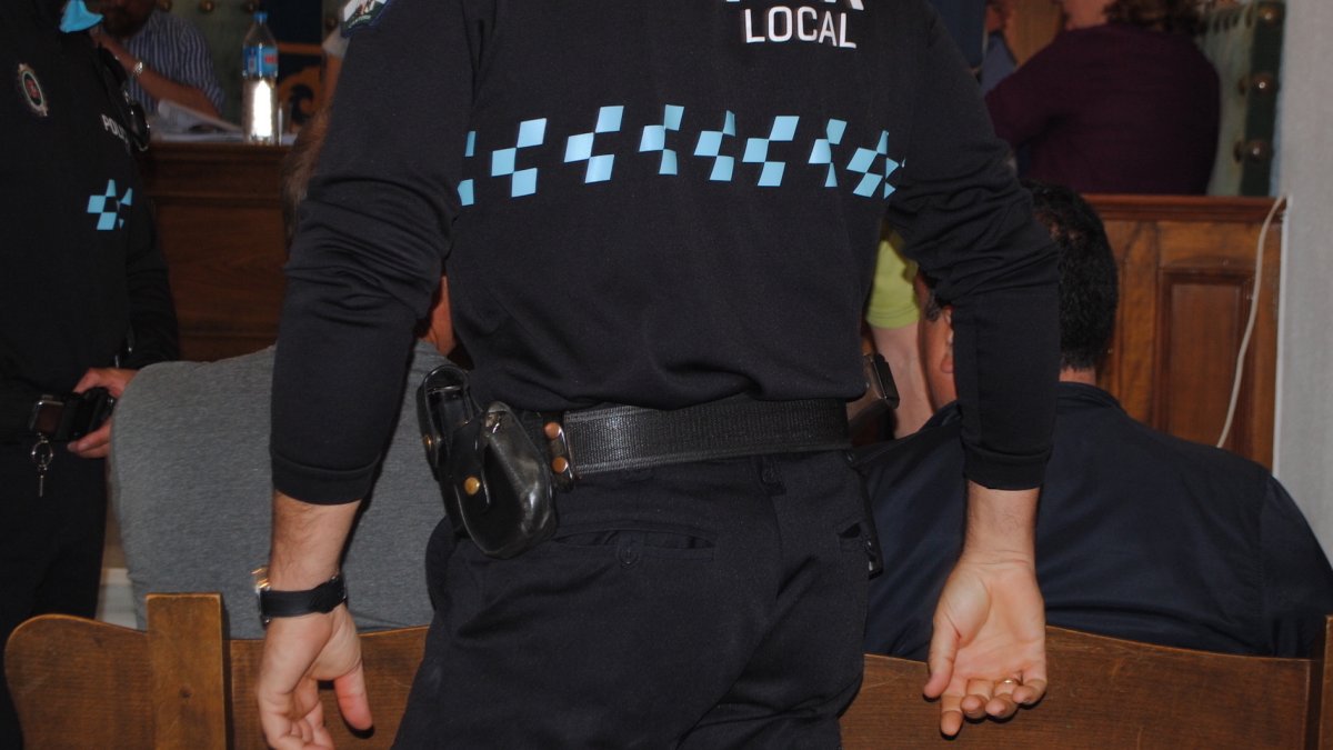 Un agente de la Policía de Cantoria se dirige el jueves hacia el marido de la alcaldesa.