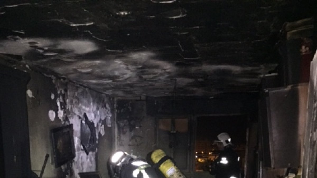 Bomberos de la capital acceden a un piso durante un incendio.