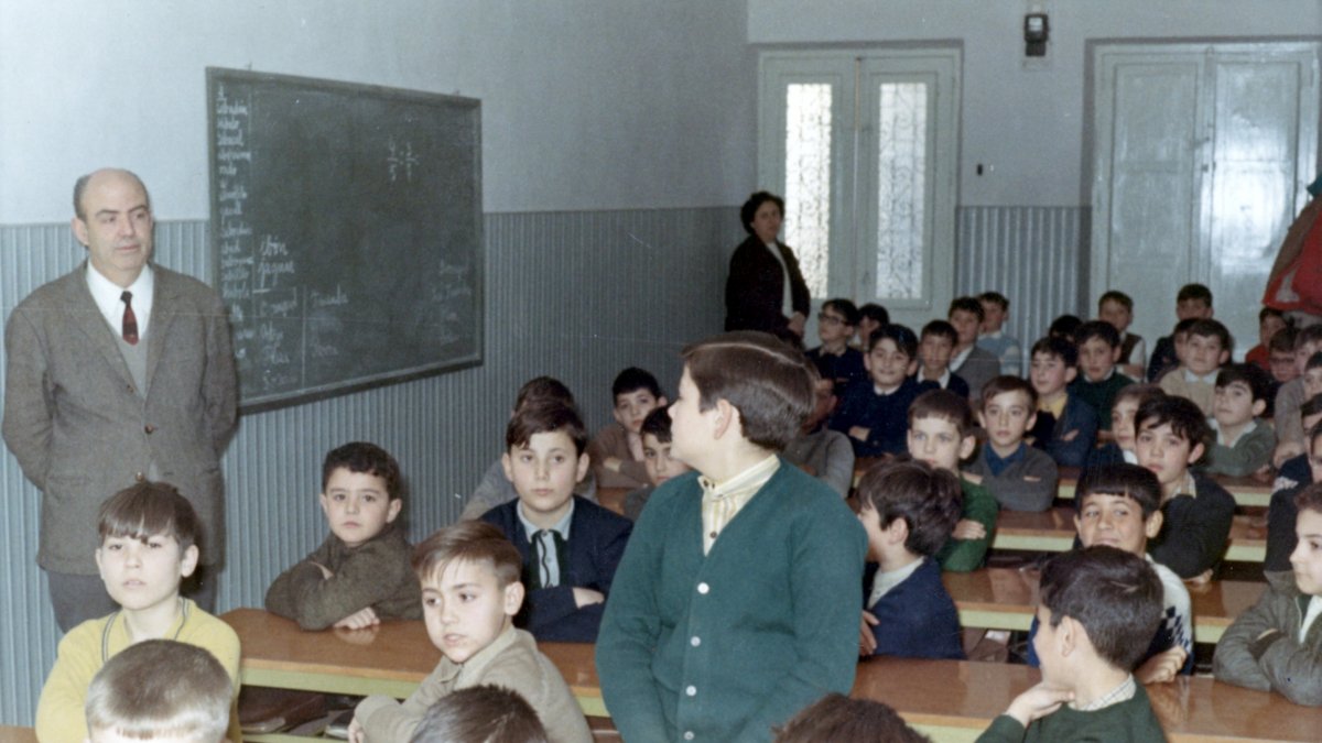Don Simón Fábregas dirigiendo la clase con una estampa que imponía