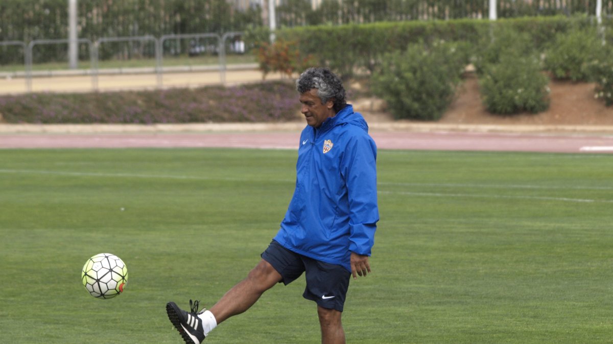 Pipo Goro golpeando el balón.