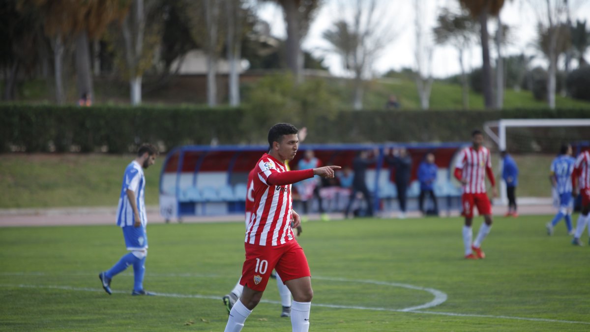 Hicham celebra un gol en el campo Anexo.