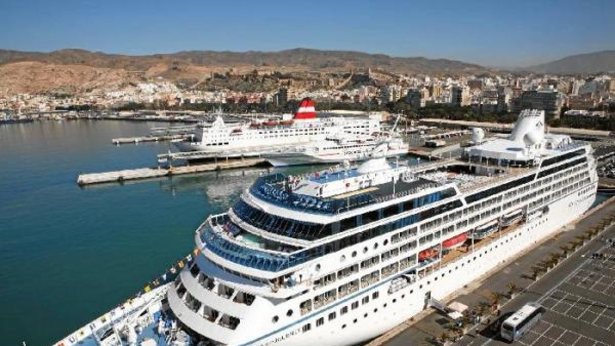 Un crucero atracado en el puerto de Almería.