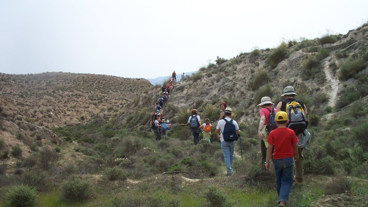 Un grupo de personas disfruta de los encantos de un sendero en Tabernas.