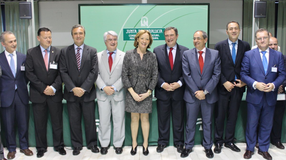 La consejera de Agricultura, Carmen Ortiz, con representantes de entidades financieras.