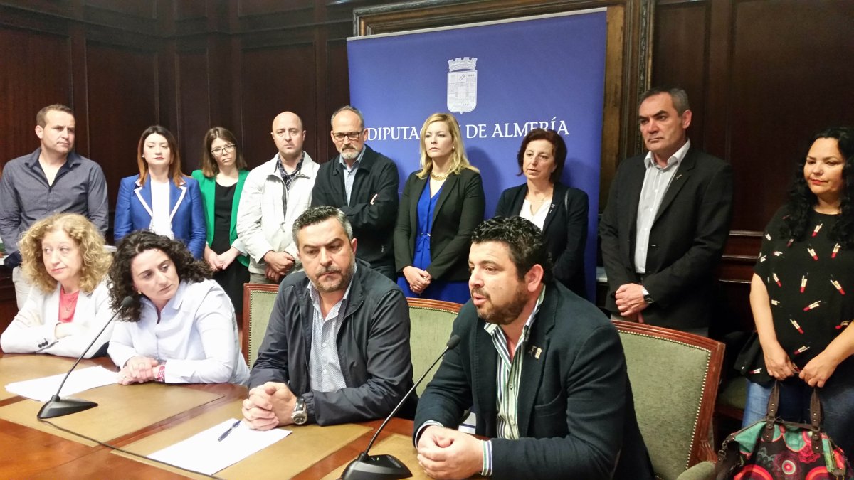 Alcaldes de las comarcas de Nacimiento y Andarax han estado en la rueda de prensa.