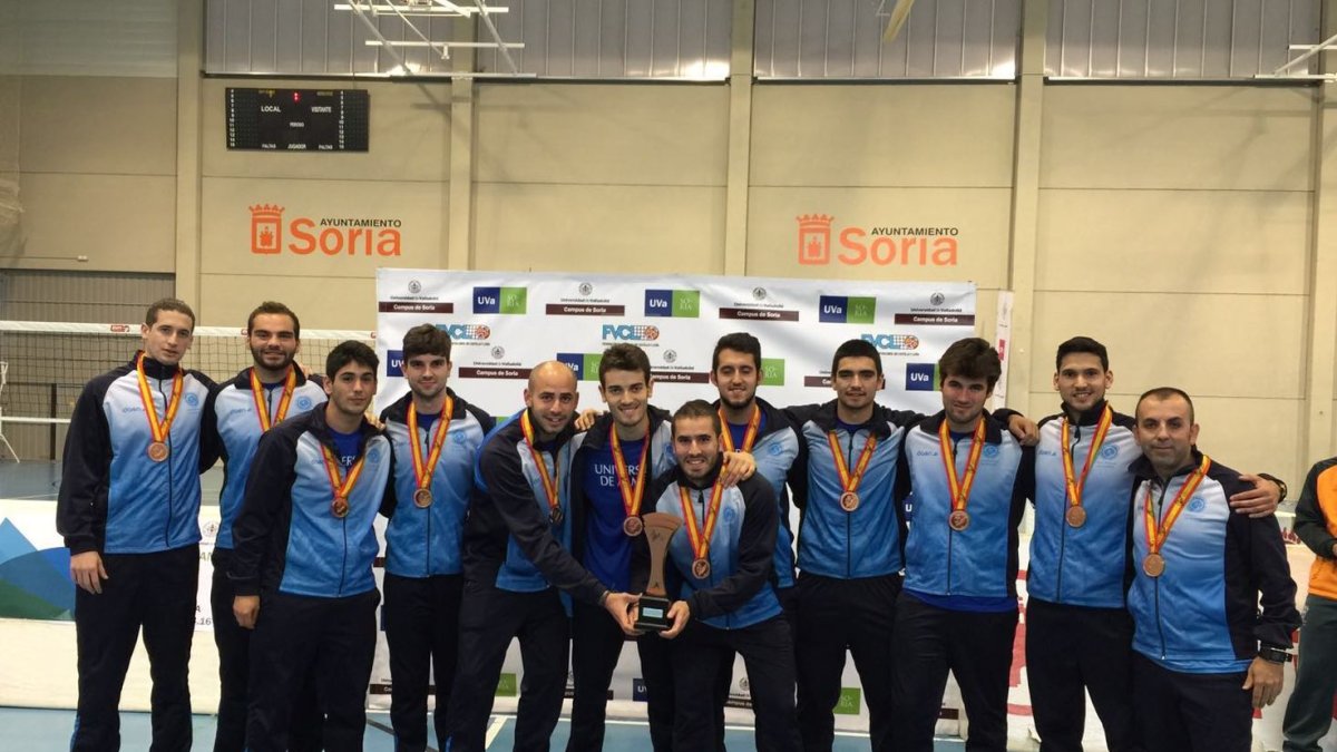 Los universitarios con su medalla.