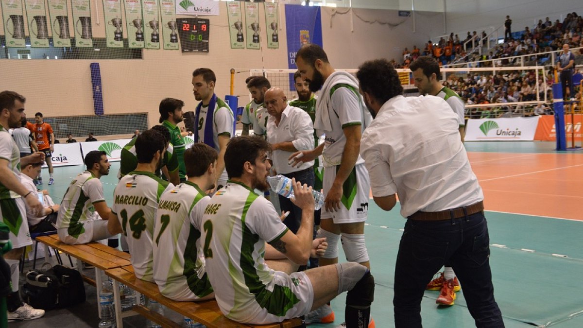 Piero Molducci dando instrucciones a sus muchachos.