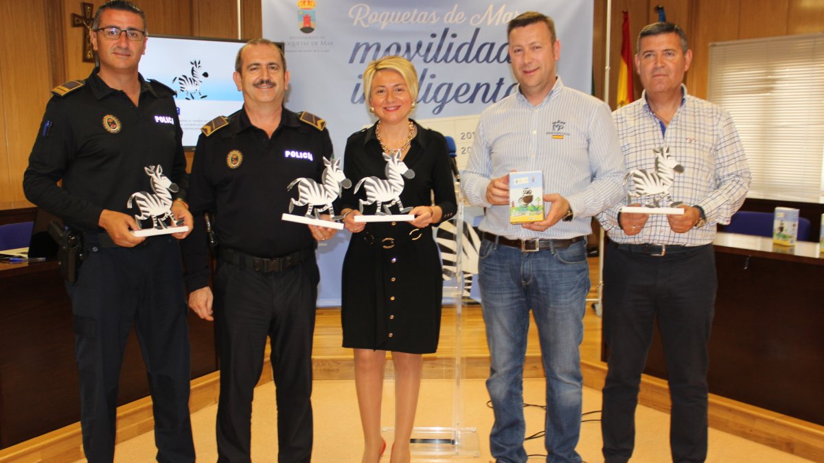 Eloísa Cabrera,  junto a reponsables policiales y los autores de ‘Zebra’ la mascota del plan de movilidad.