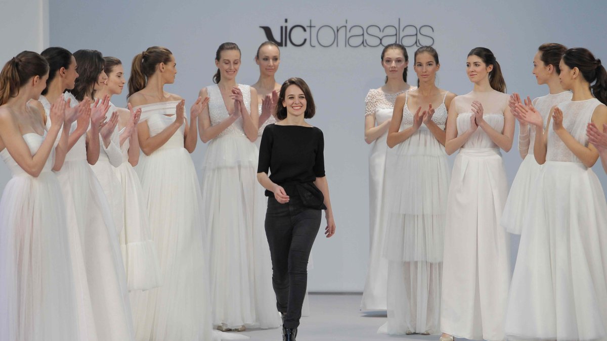 Victoria Salas, recibiendo el aplauso de las modelos tras el desfile del pasado miércoles 20 en el Palacio de Cibeles de Madrid.