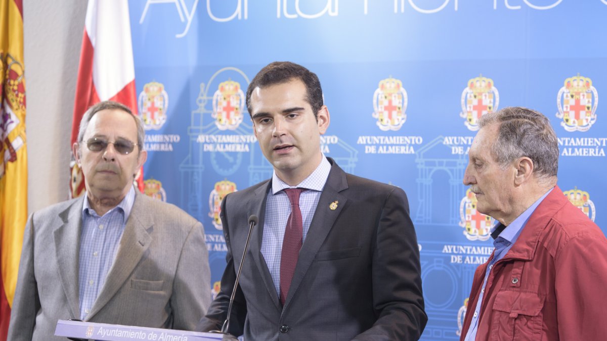 Ramón Fernández-Pacheco, alcalde de Almería, junto a los vecinos de Oliveros