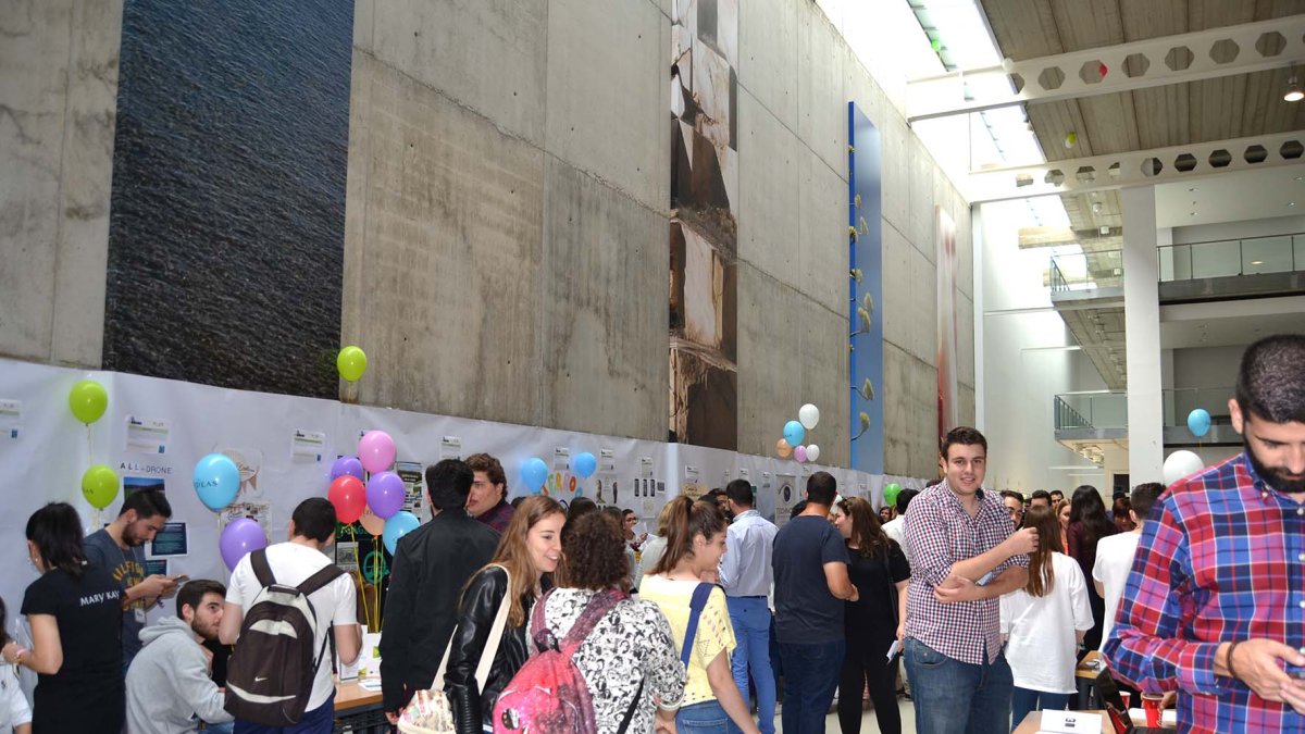 Participantes en la novena edición de la Feria de las Ideas en el campus universitario.