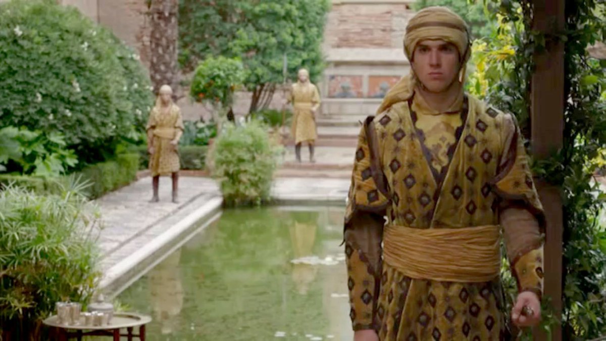 Fotograma del primer capítulo en la que la Alcazaba sirve de localización.