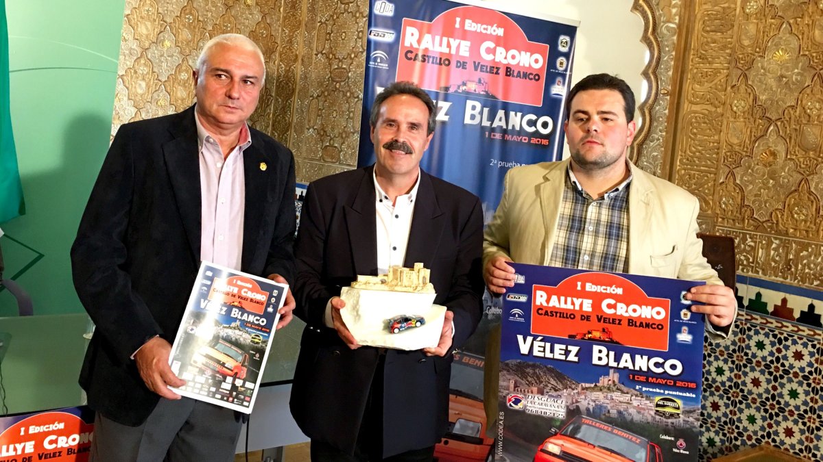 Alcalde de Vélez Blanco, delegado de Cultura, Turismo y Deporte y el presidente del comité organizador, con el trofeo (réplica del castillo de Vélez