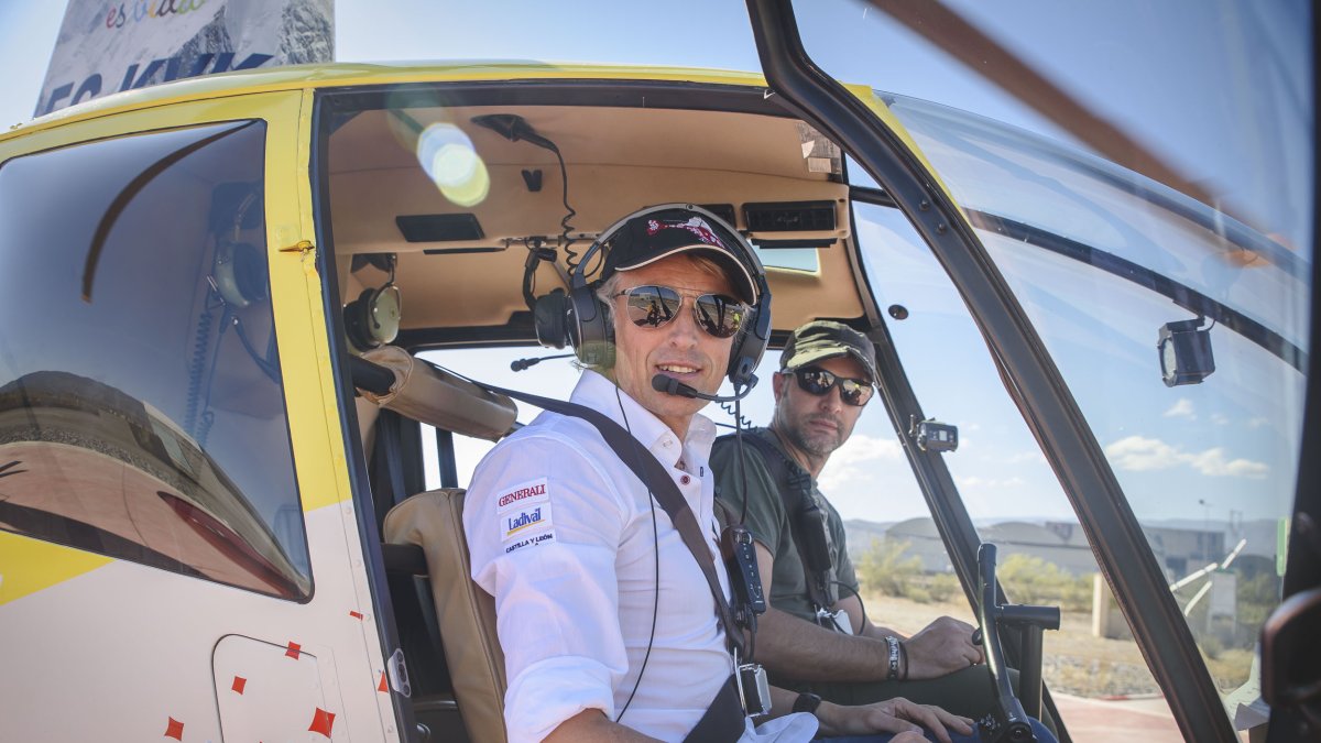 Jesús Calleja, ayer en Tabernas a bordo del helicóptero Robinson 44.