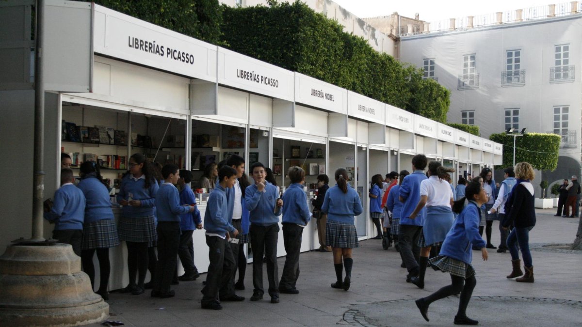 Caseta de la Feria del Libro en la Plaza Vieja.