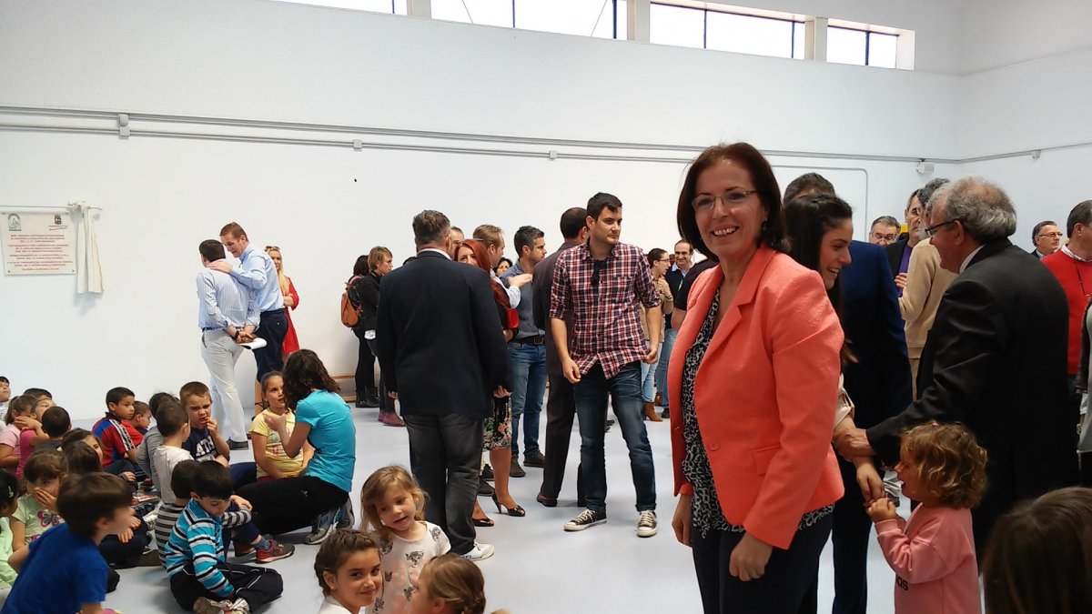 La delegada del Gobierno, Gracia Fernández, en el CEIP de Vícar.