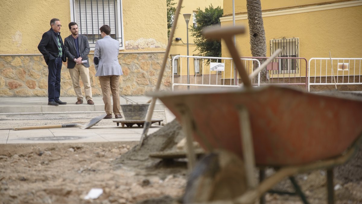 El concejal Carlos Sánchez revisa las obras en una calle en una imagen de archivo.