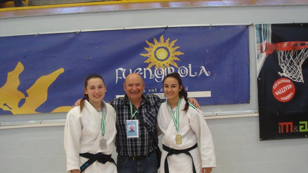 María Dolores con su compañera Alba Molina y el monitor de Judo en Fuengirola.