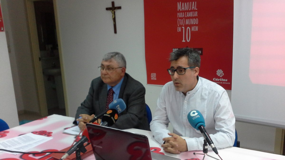 El director de Cáritas Almería, José Luis Aguilar, con José Luis Uclés, de Geekia.