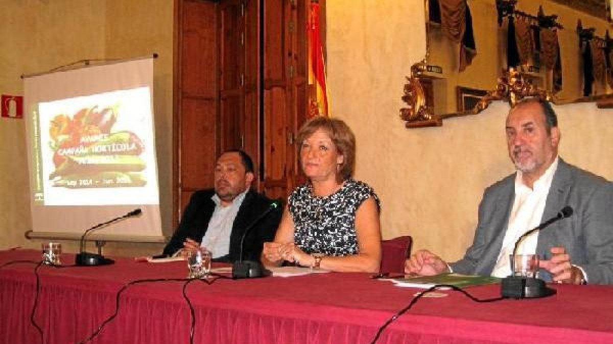 Rafael Peral junto con la consejera del ramo y el delegado.