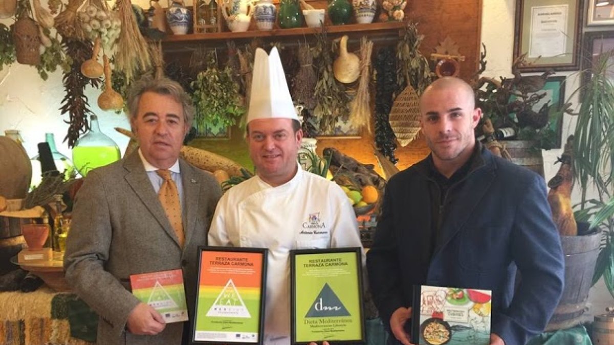 Antonio Carmona recibiendo el sello MedDiet.