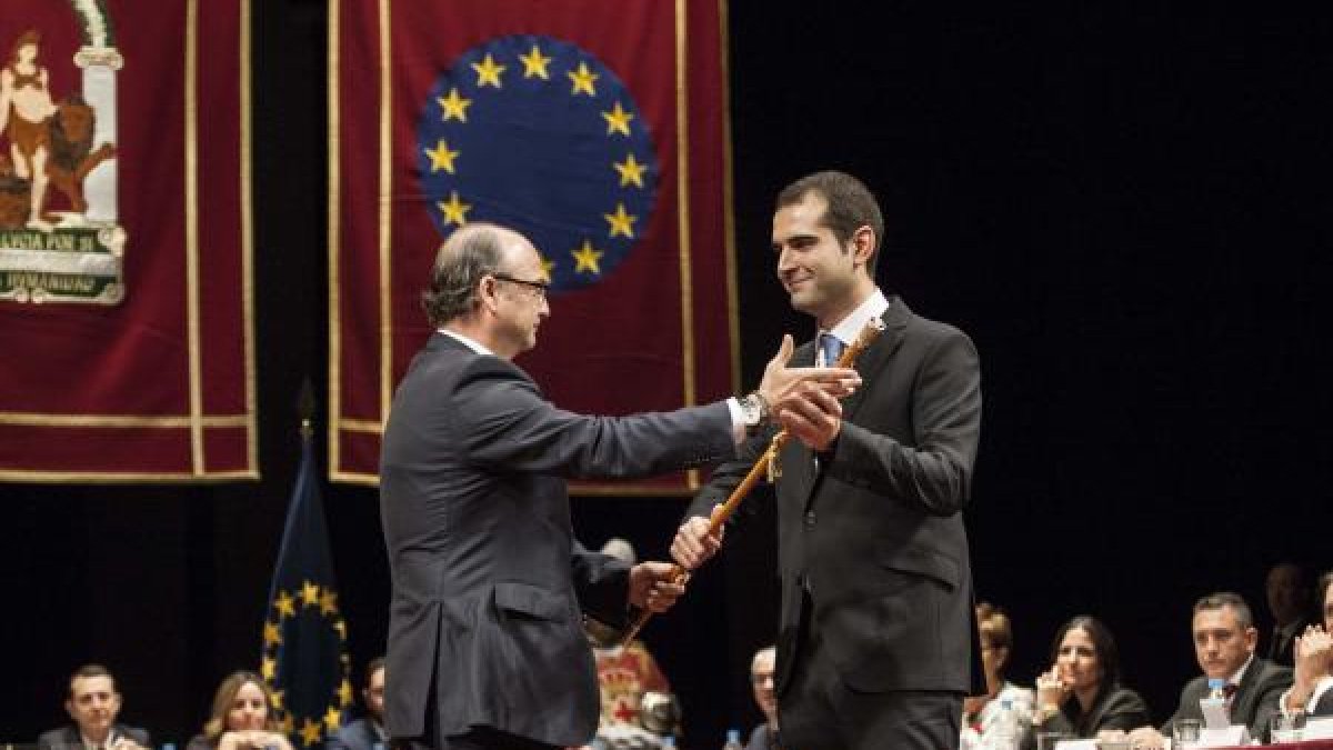 Luis Rogelio Rodríguez entrega el bastón de mando a Fernández Pacheco.